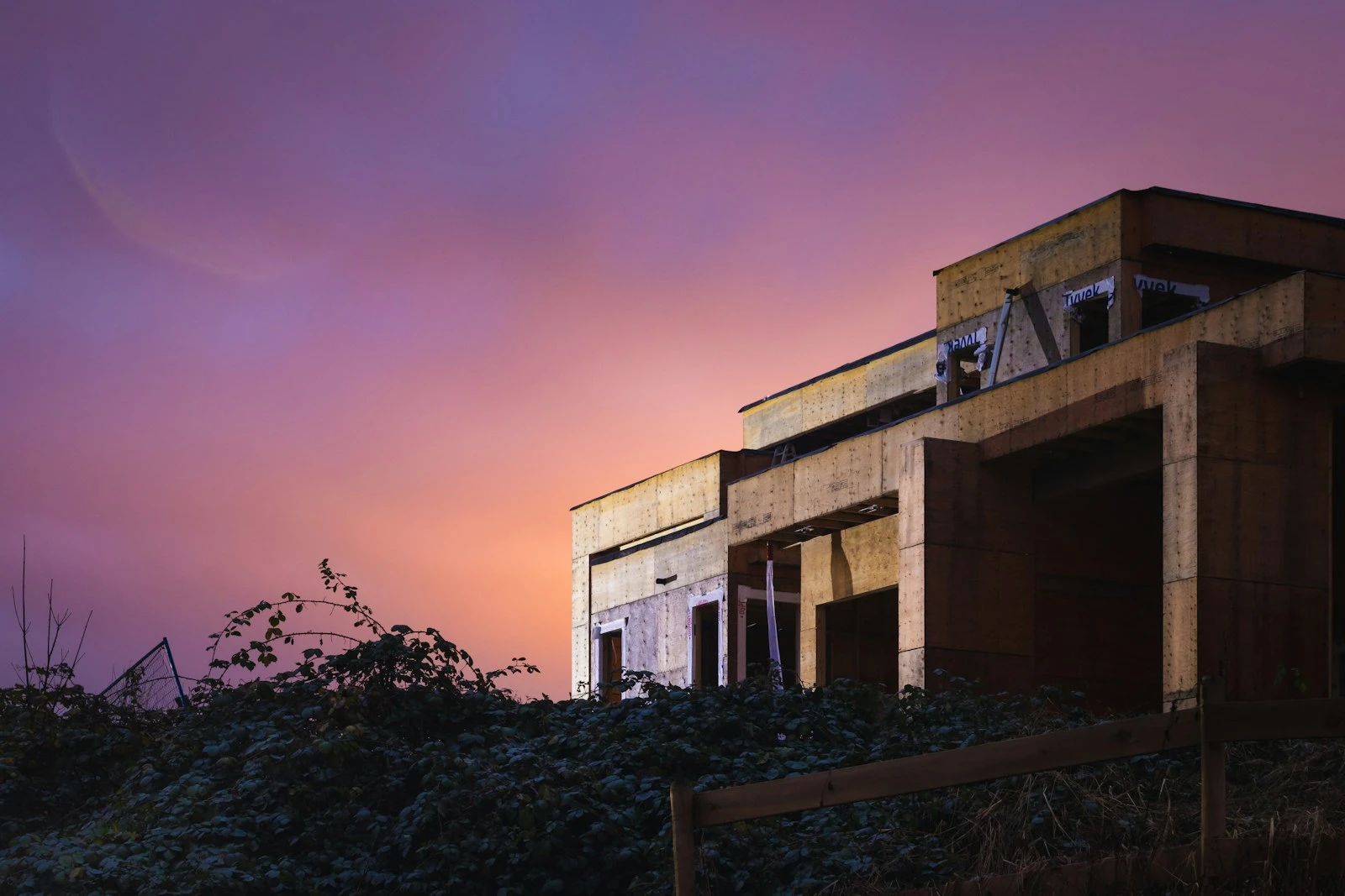 4D construction sequencing Australia: a contemporary home under construction at dusk