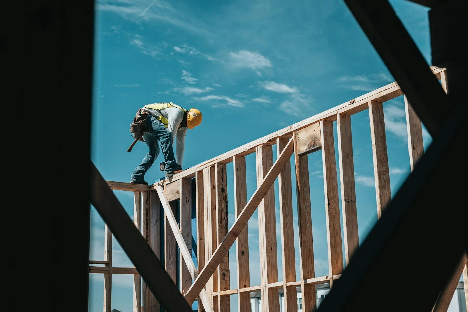 Access platform against a building under construction